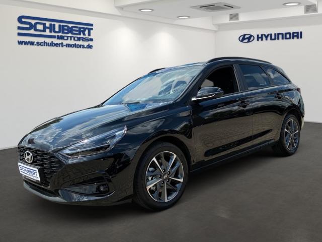 HYUNDAI i30 in Schwarz von vorne HYUNDAI i30 in Schwarz von vorne