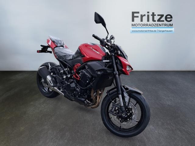 KAWASAKI Z 900 in Rot von vorne