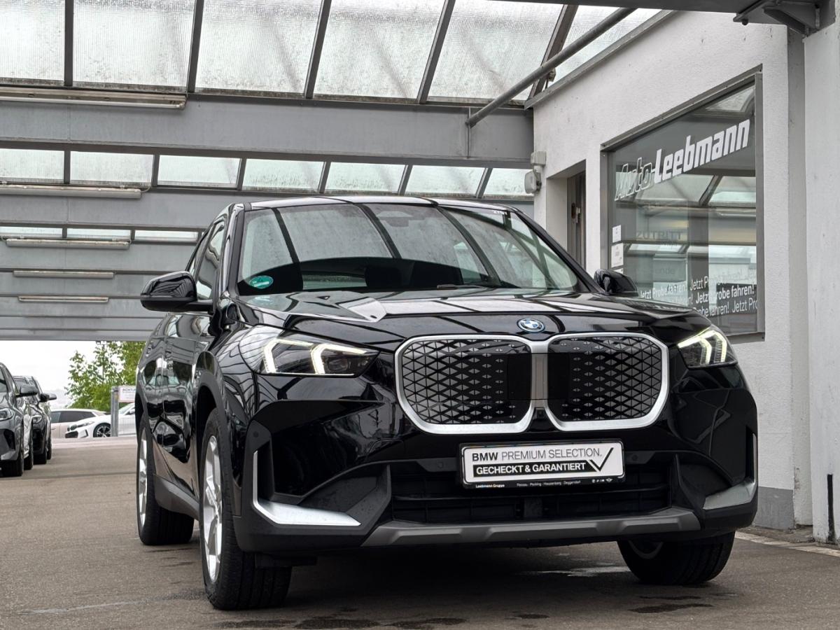 BMW iX1 xDrive30 von vorne in Schwarz