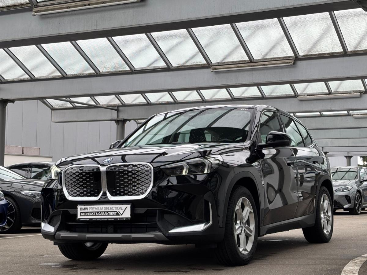 BMW iX1 xDrive30 von vorne in Schwarz