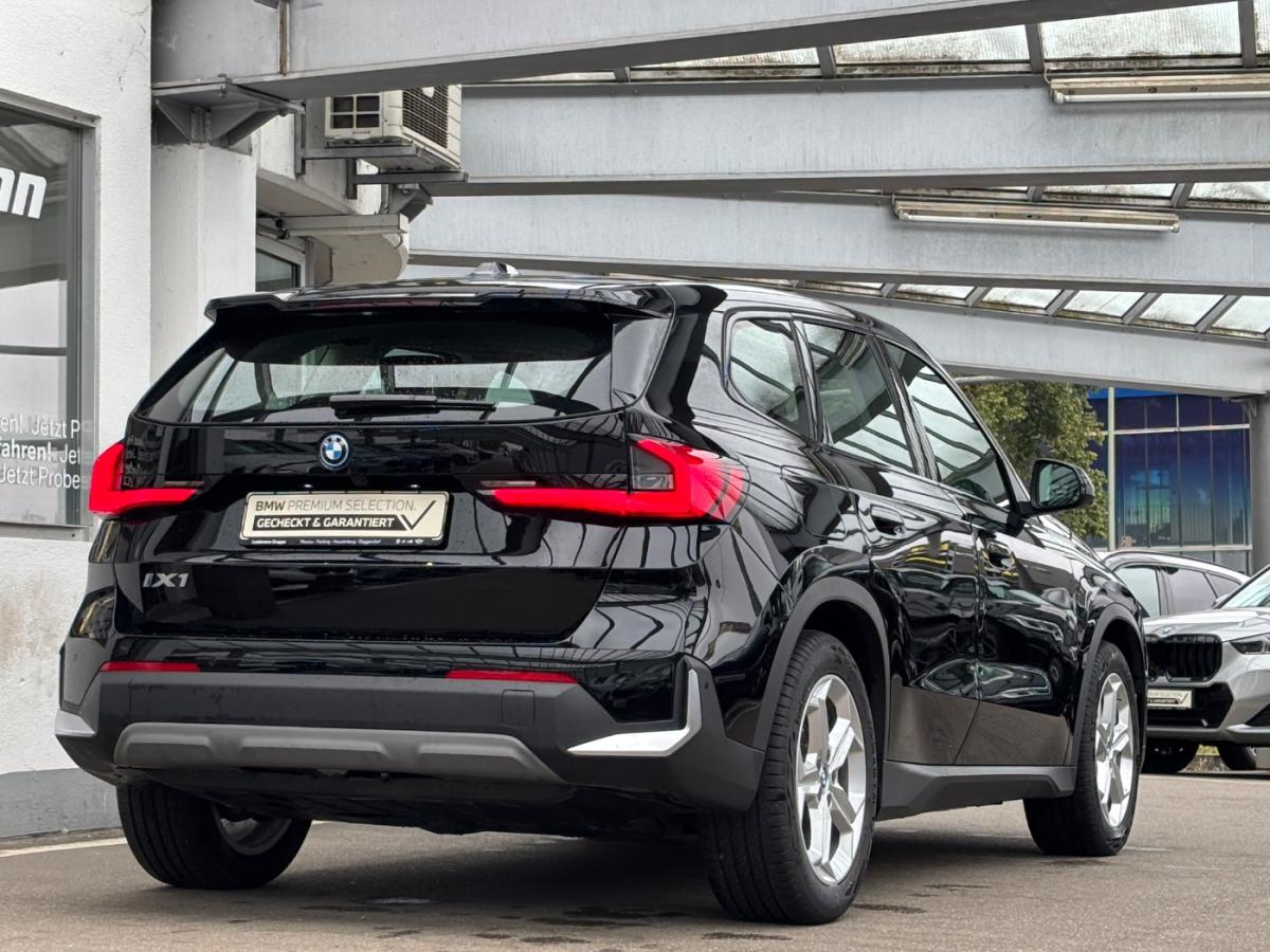 BMW iX1 xDrive30 von hinten in Schwarz