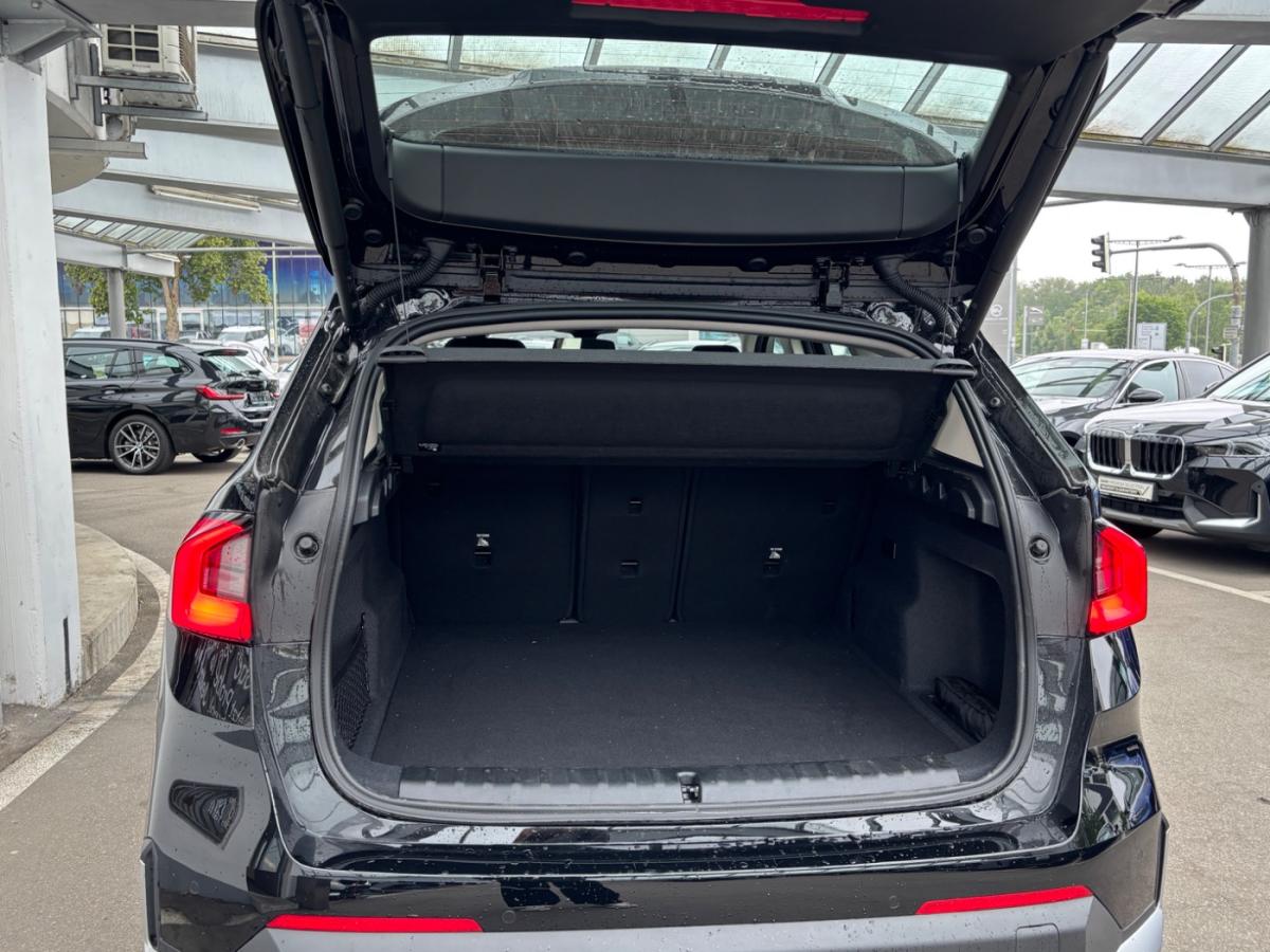 BMW iX1 xDrive30 von hinten in Schwarz