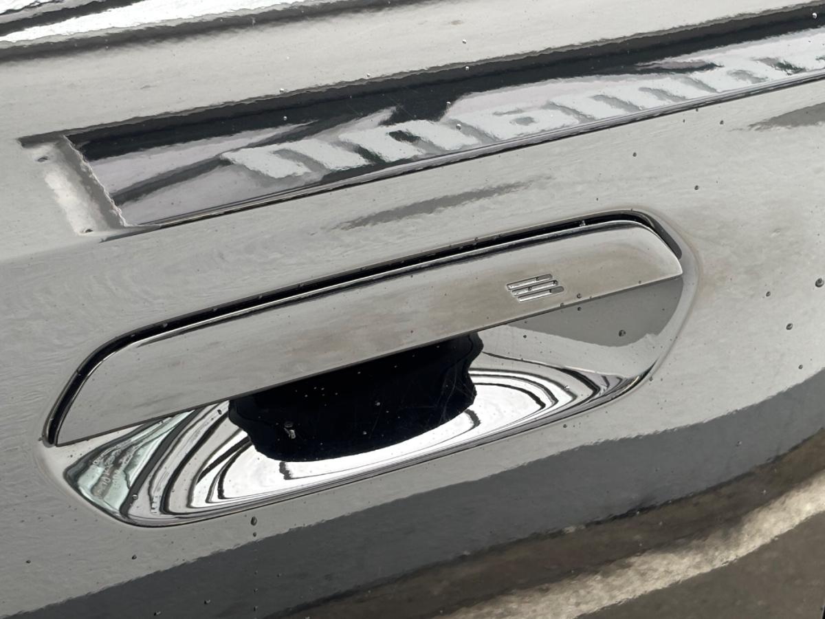 BMW iX1 xDrive30 mit Detailansicht auf die Felgen