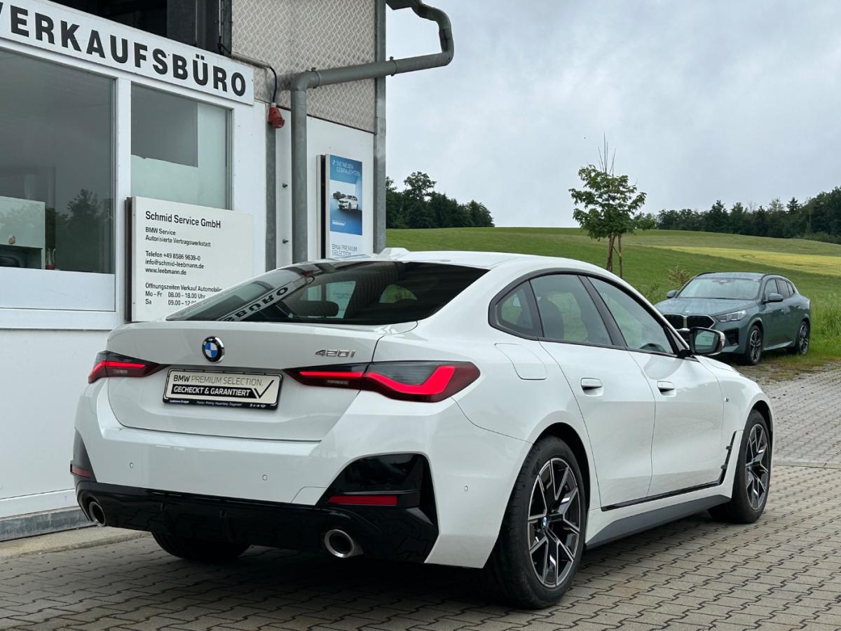 Mehrere Fahrzeuge im Bild