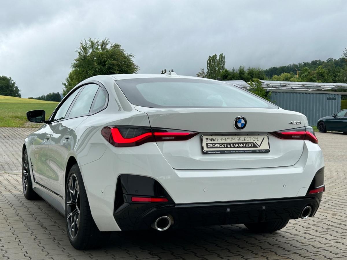 BMW 420i Gran Coupe von hinten in Weiß