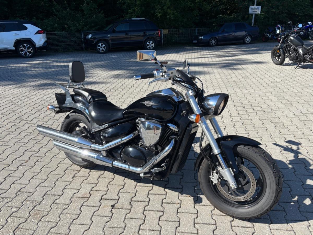 SUZUKI VZ 800 Intruder (KRAD) von vorne SUZUKI VZ 800 Intruder (KRAD) von vorne