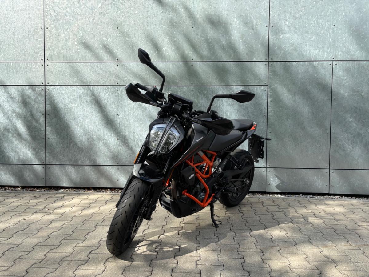 KTM 390 Duke mit (KRAD) von vorne KTM 390 Duke mit (KRAD) von vorne