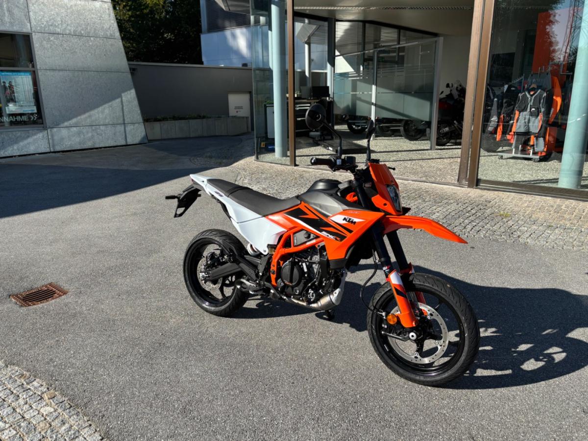 KTM 125 SMC R (KRAD) von vorne KTM 125 SMC R (KRAD) von vorne