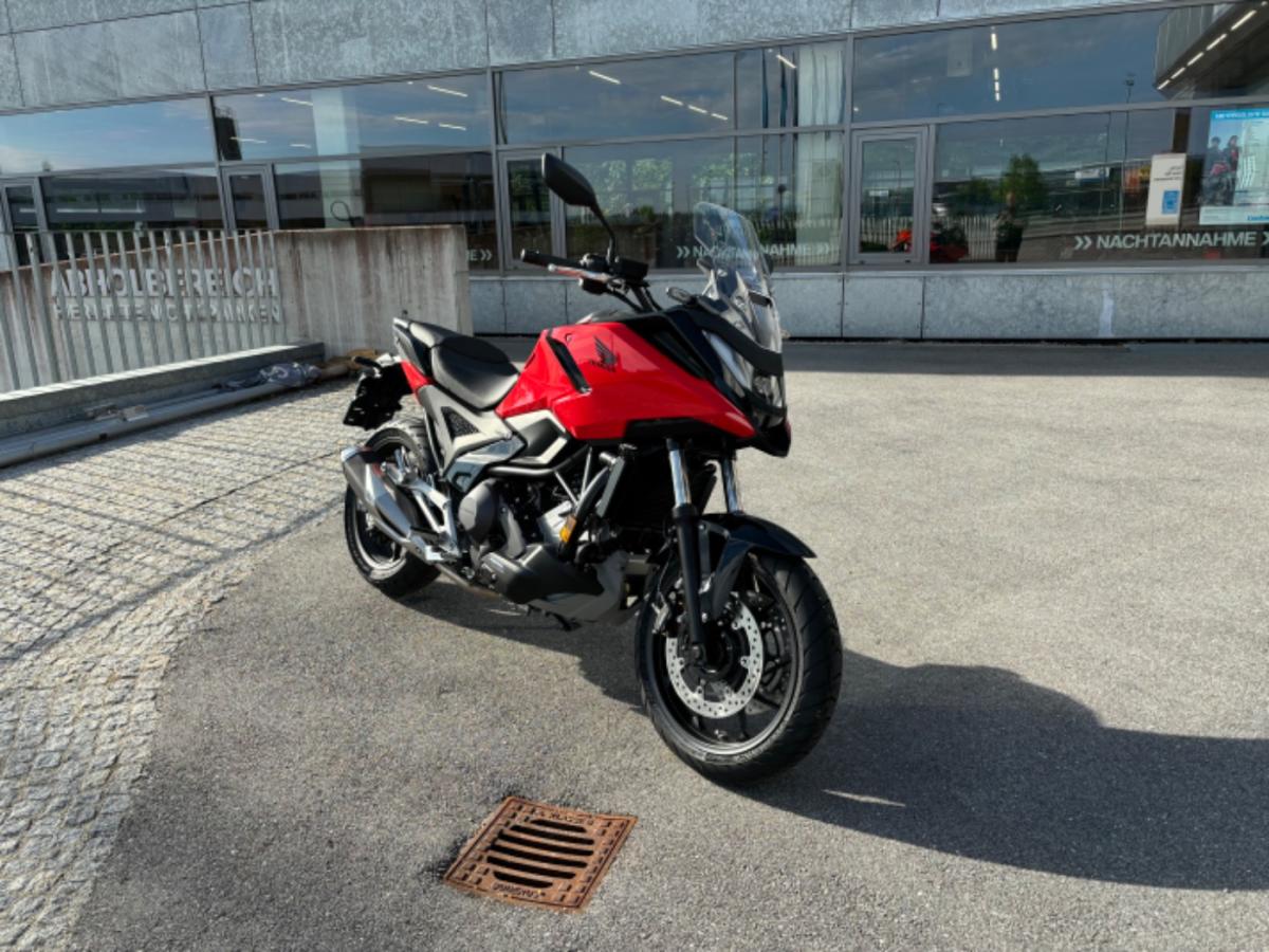 HONDA NC 750 X (KRAD) von vorne HONDA NC 750 X (KRAD) von vorne