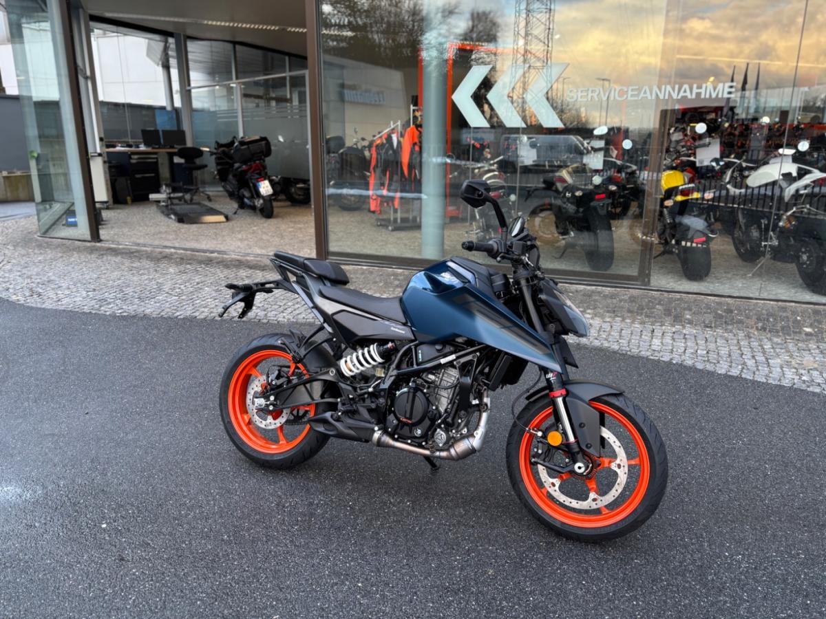 KTM 125 Duke Modell (KRAD) von vorne KTM 125 Duke Modell (KRAD) von vorne