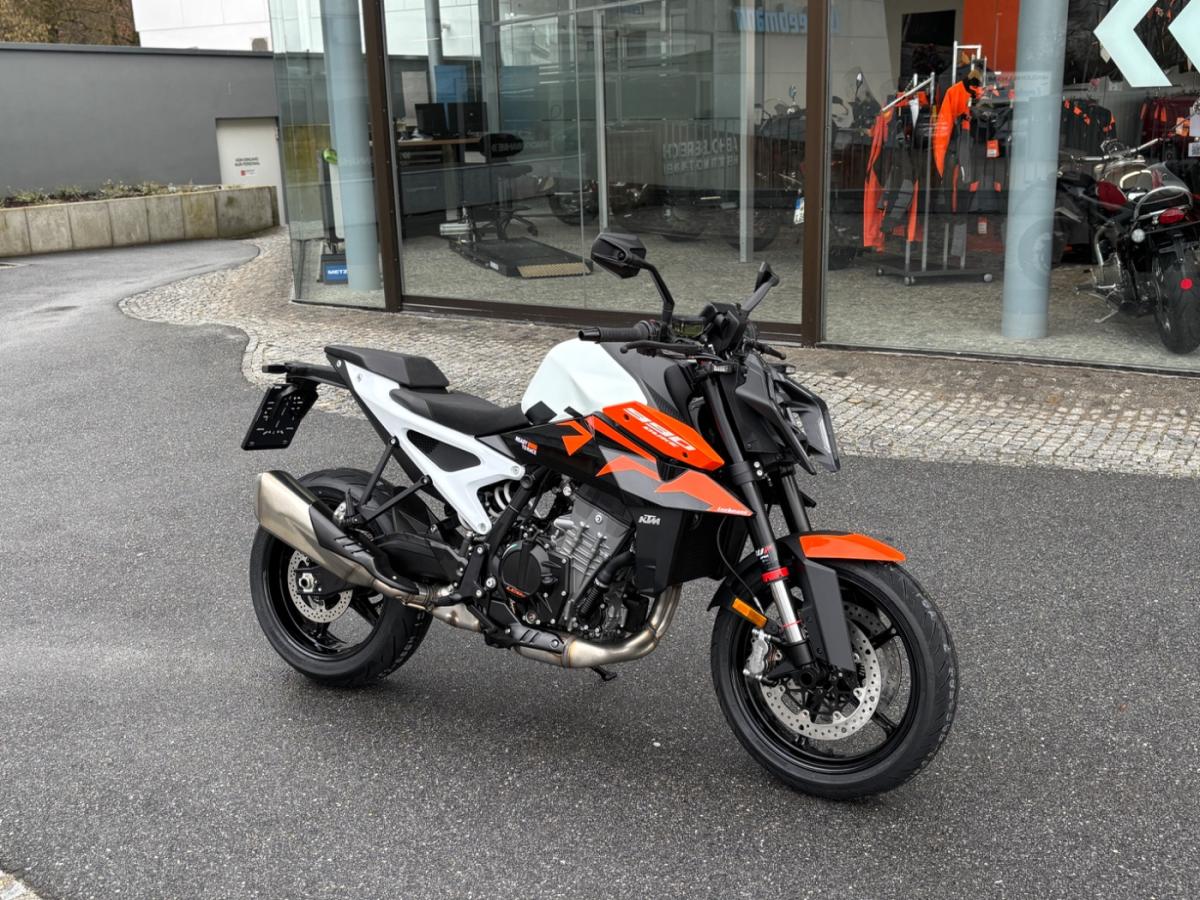 KTM 990 Duke Modell (KRAD) von vorne