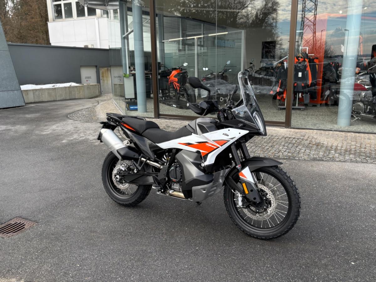 KTM 790 Adventure 2026 (KRAD) von vorne