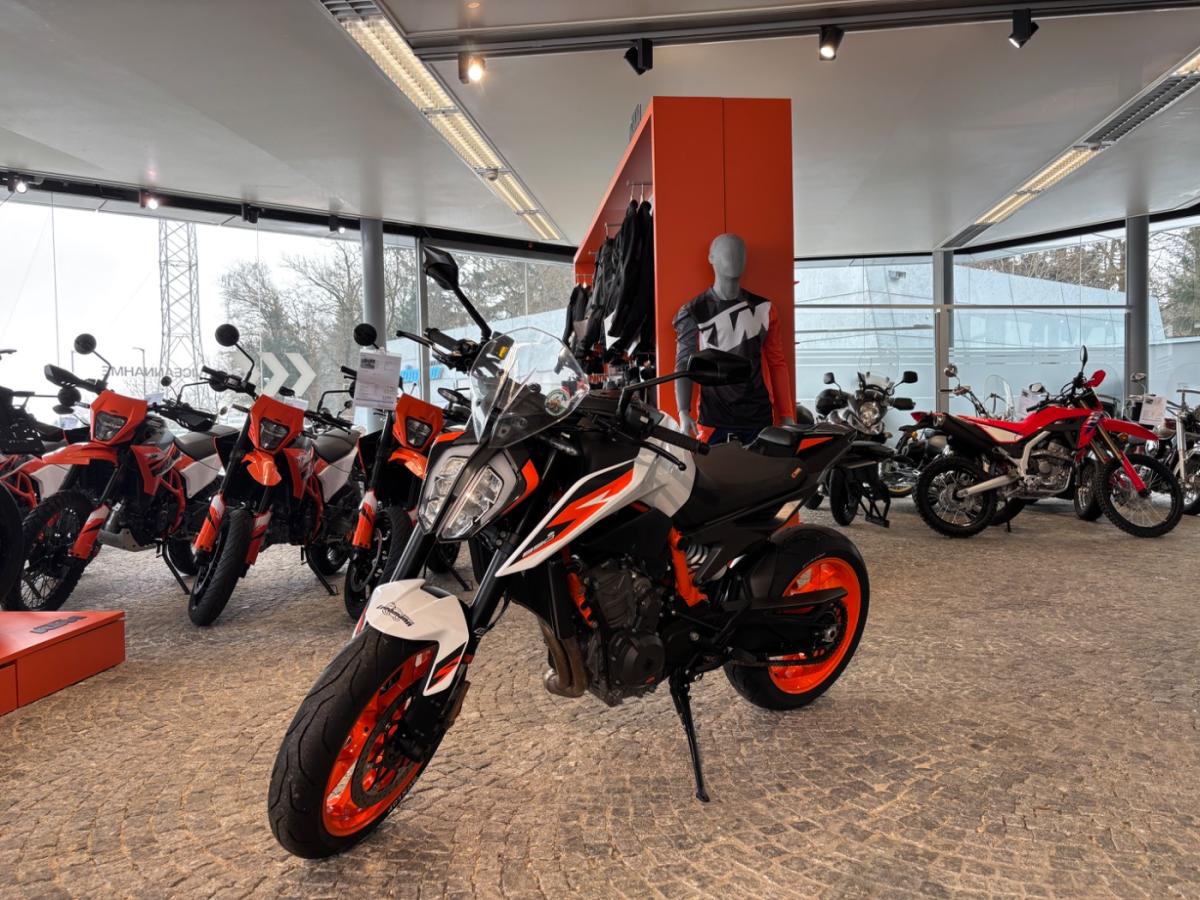 KTM 890 Duke R (KRAD) von vorne KTM 890 Duke R (KRAD) von vorne