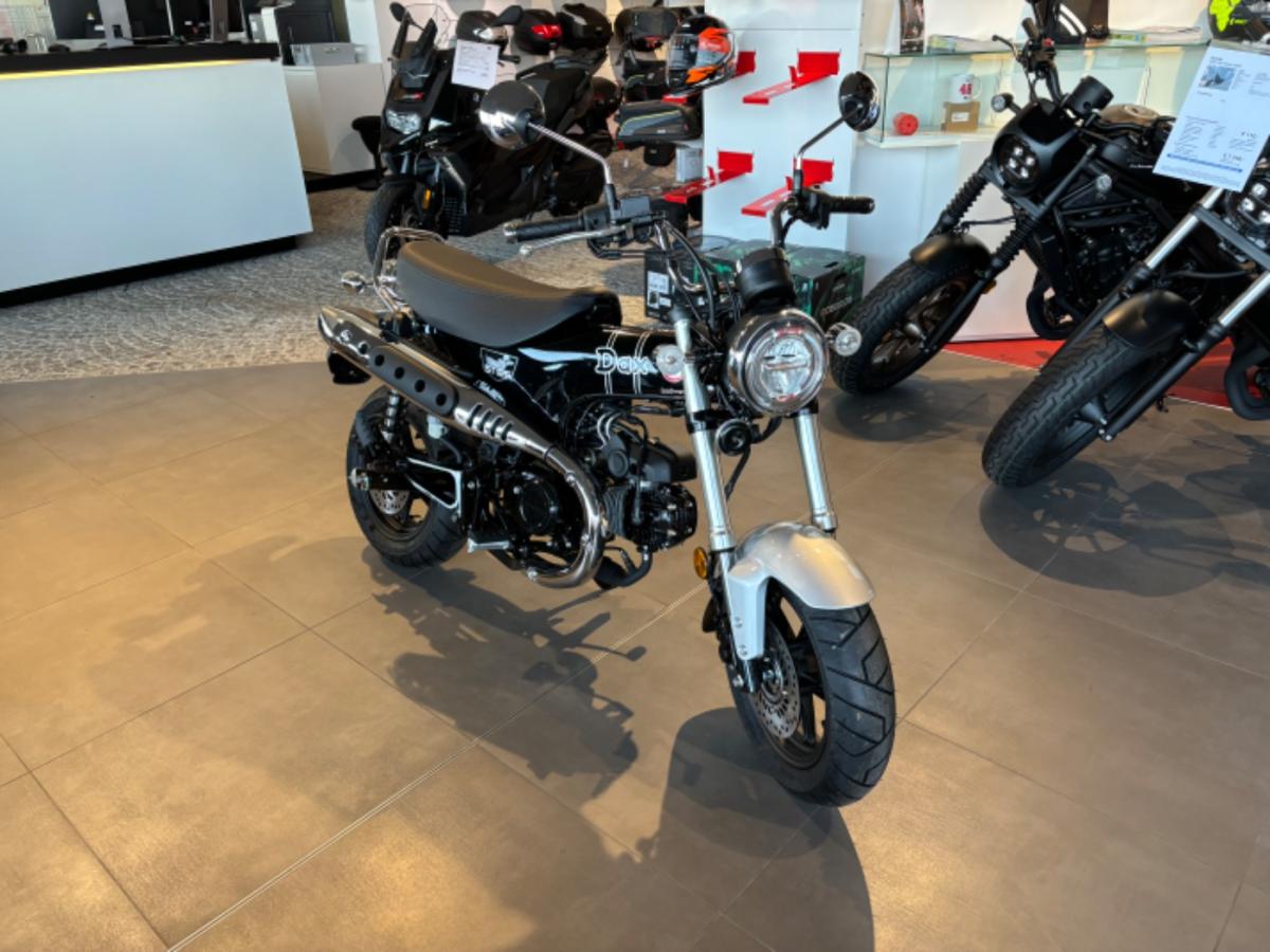 HONDA ST 125 DAX (KRAD) von vorne HONDA ST 125 DAX (KRAD) von vorne