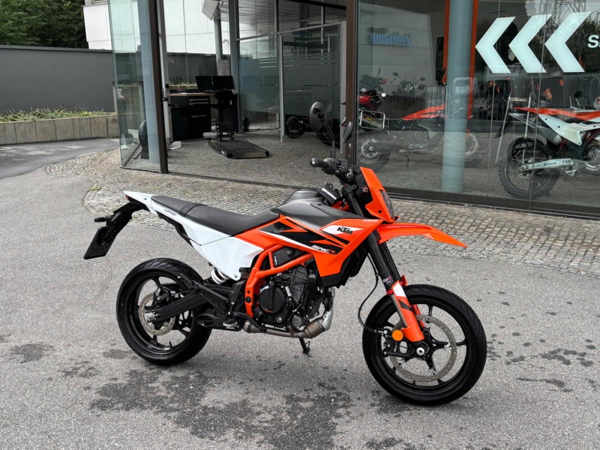KTM 125 SMC R (KRAD) von vorne KTM 125 SMC R (KRAD) von vorne