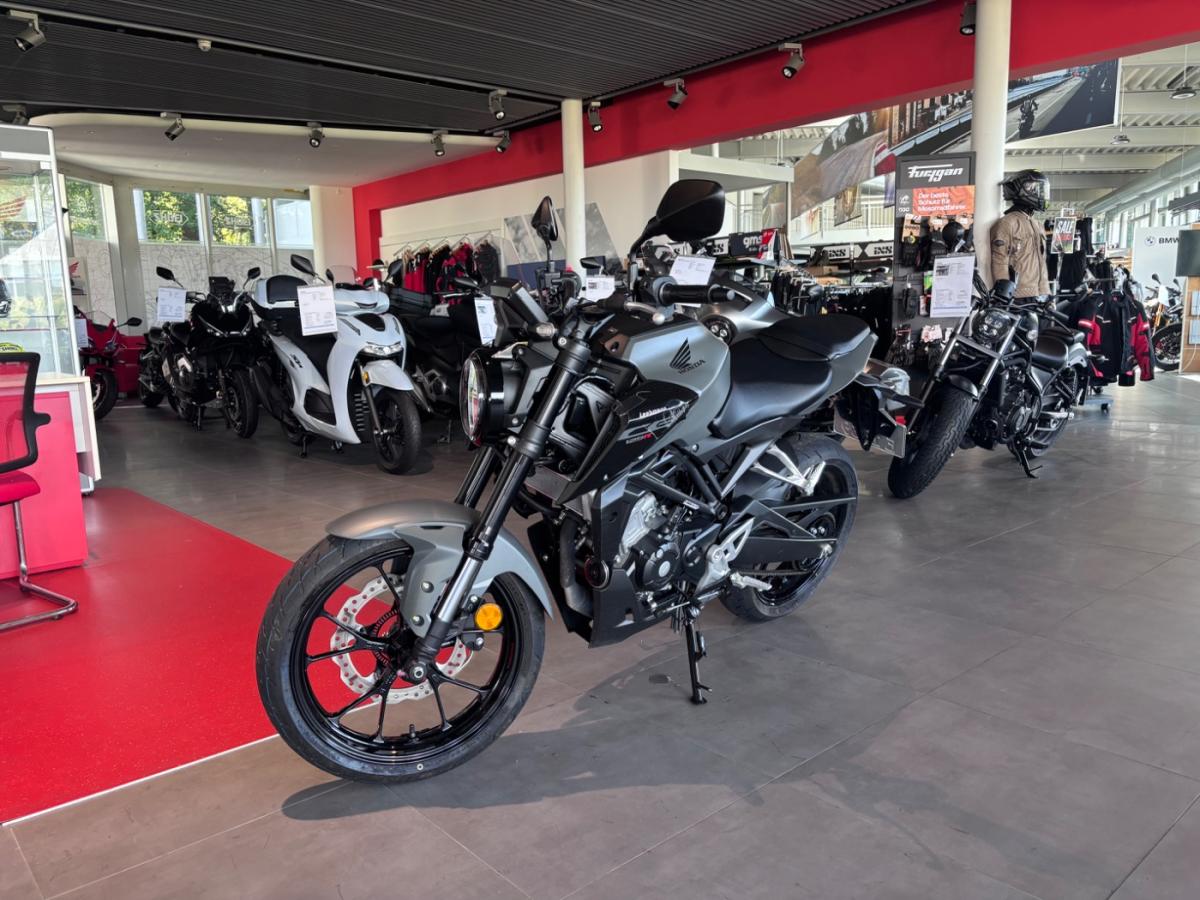 HONDA CB 125 R von vorne HONDA CB 125 R von vorne