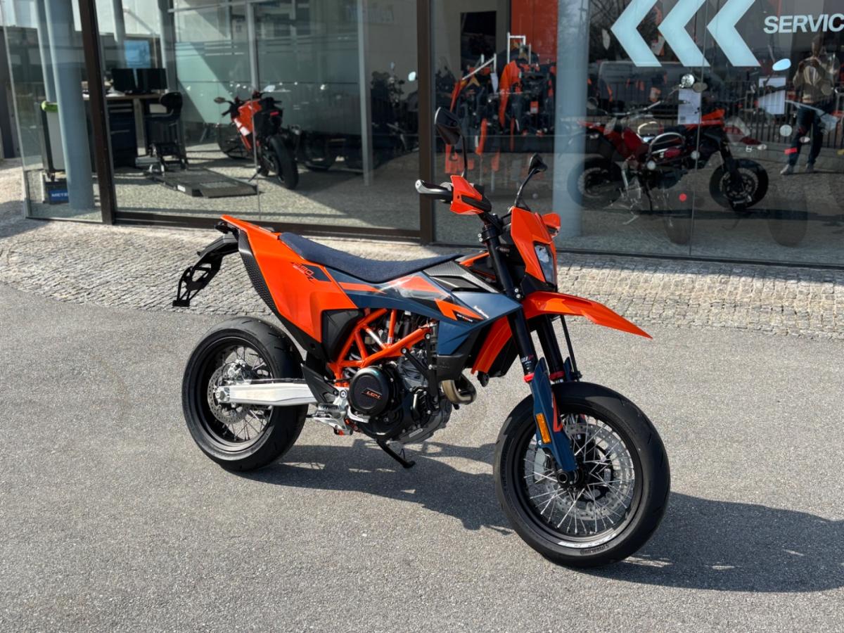KTM 690 SMC-R 2026 (KRAD) von vorne KTM 690 SMC-R 2026 (KRAD) von vorne