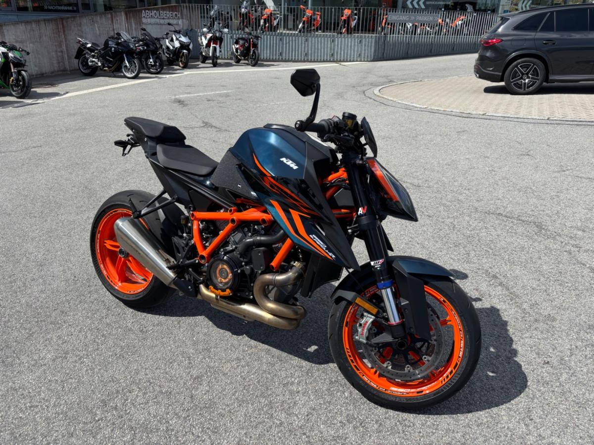 KTM 1290 Super Duke (KRAD) von vorne KTM 1290 Super Duke (KRAD) von vorne