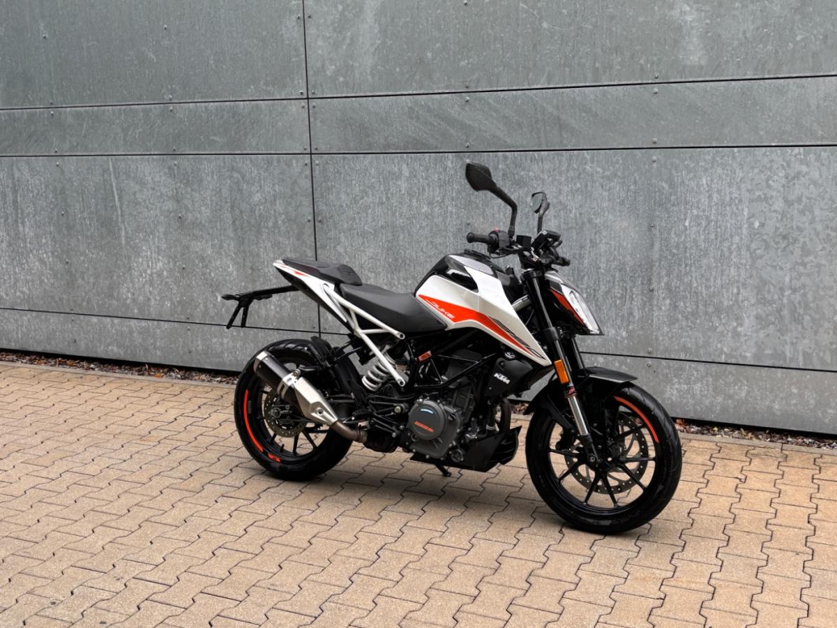 KTM 390 Duke (KRAD) von vorne KTM 390 Duke (KRAD) von vorne