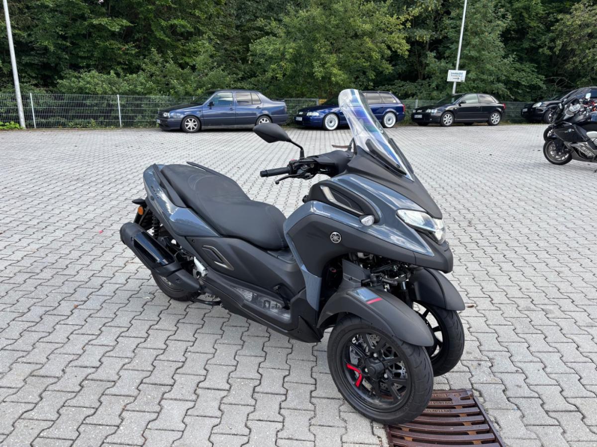 YAMAHA Tricity 300 Model (KRAD) von vorne YAMAHA Tricity 300 Model (KRAD) von vorne