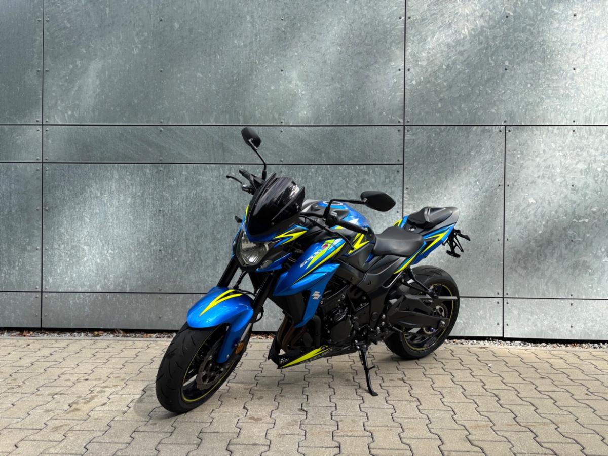 SUZUKI GSX S 750 von vorne SUZUKI GSX S 750 von vorne