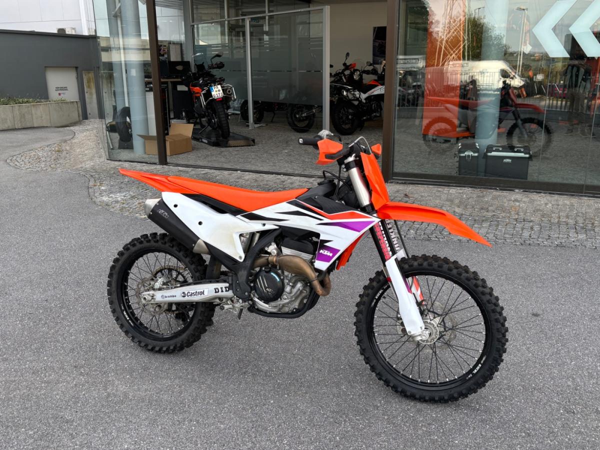KTM 250 SX-F von vorne KTM 250 SX-F von vorne