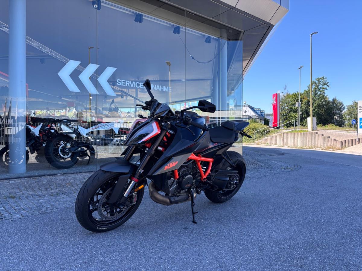 KTM 1290 Super Duke (KRAD) von vorne KTM 1290 Super Duke (KRAD) von vorne
