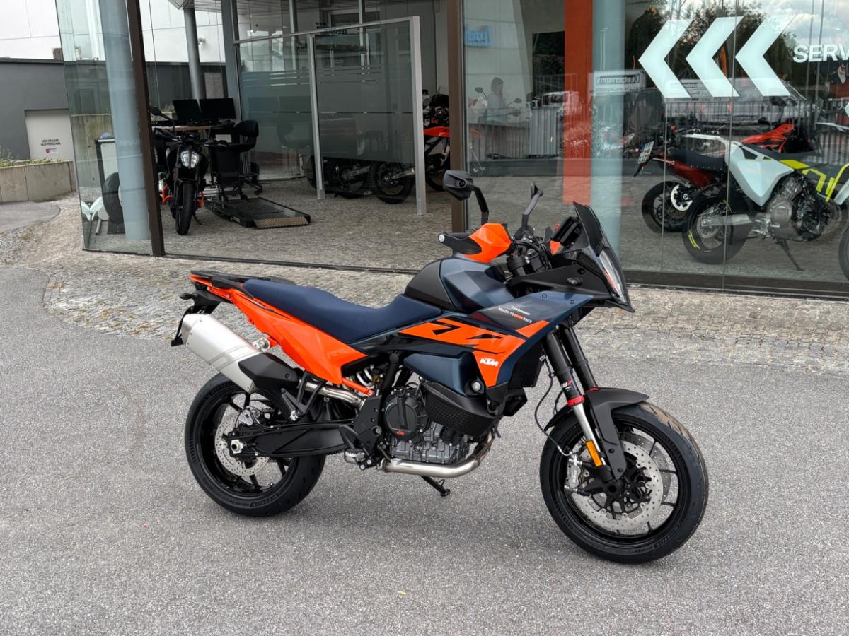 KTM 890 SMT Modell von vorne KTM 890 SMT Modell von vorne