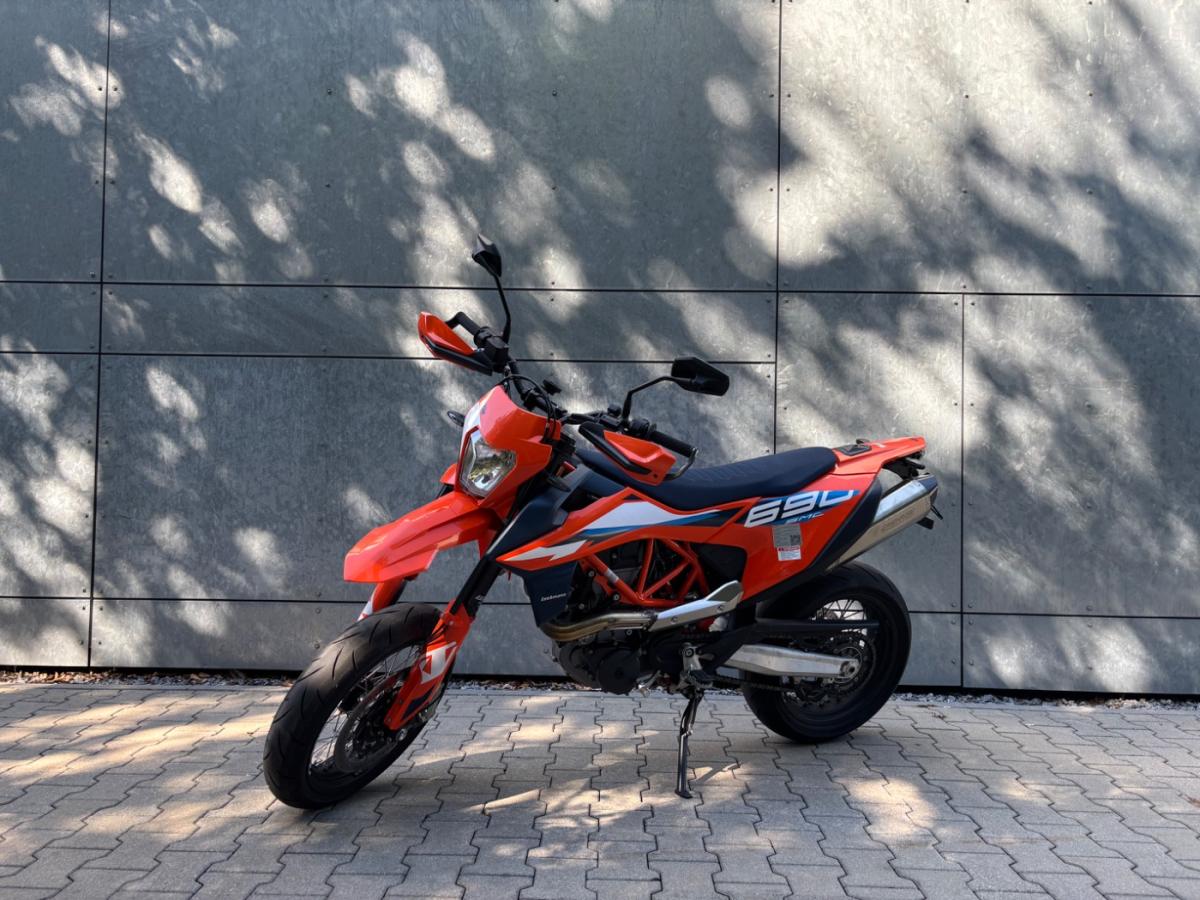 KTM 690 SMC-R kurzer von vorne KTM 690 SMC-R kurzer von vorne