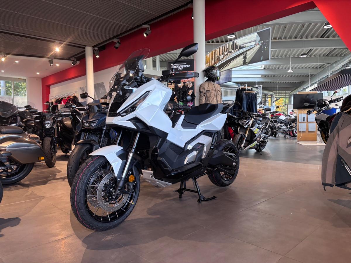 HONDA ADV 750 X-ADV von vorne HONDA ADV 750 X-ADV von vorne