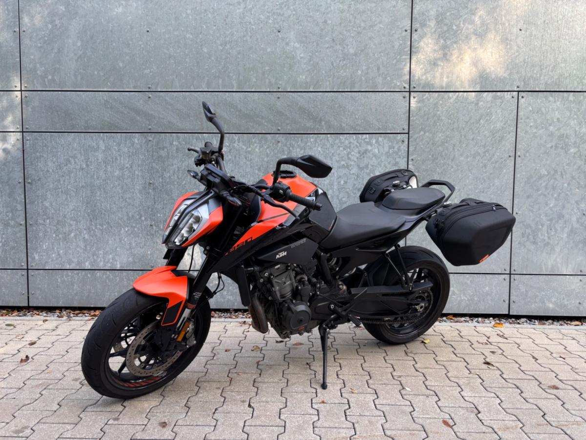 KTM 890 Duke von vorne KTM 890 Duke von vorne