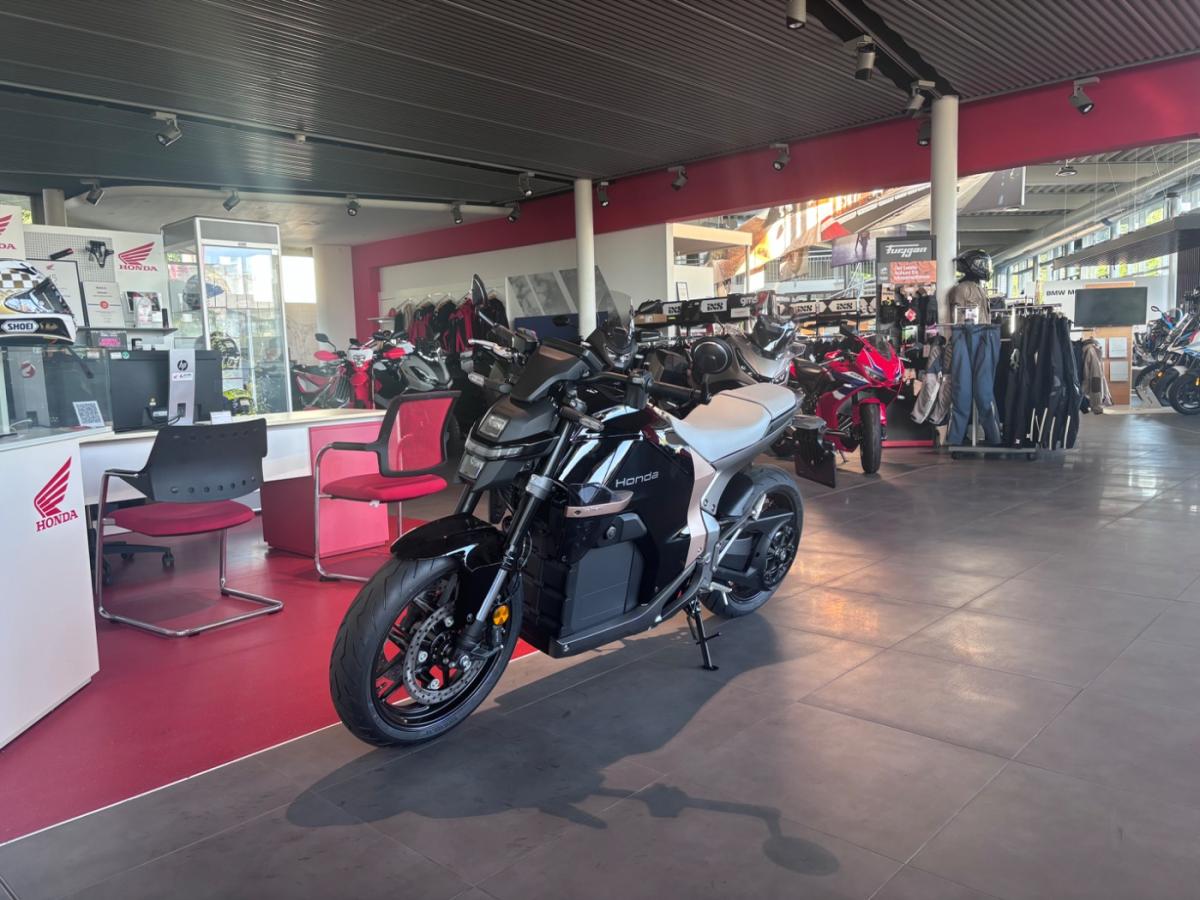 HONDA WN 7 Elektromotorrad (KRAD) in Schwarz von vorne HONDA WN 7 Elektromotorrad (KRAD) in Schwarz von vorne