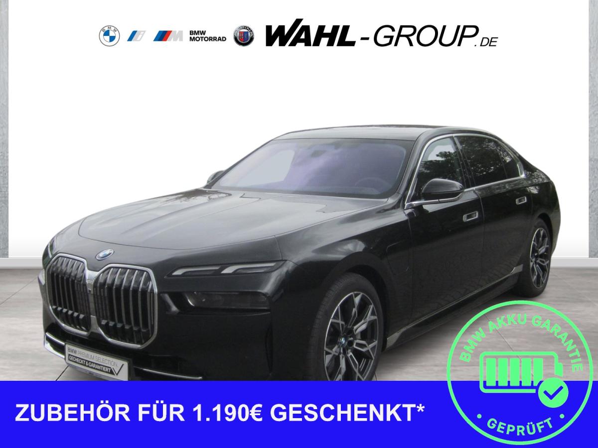 Mehrere Fahrzeuge im Bild