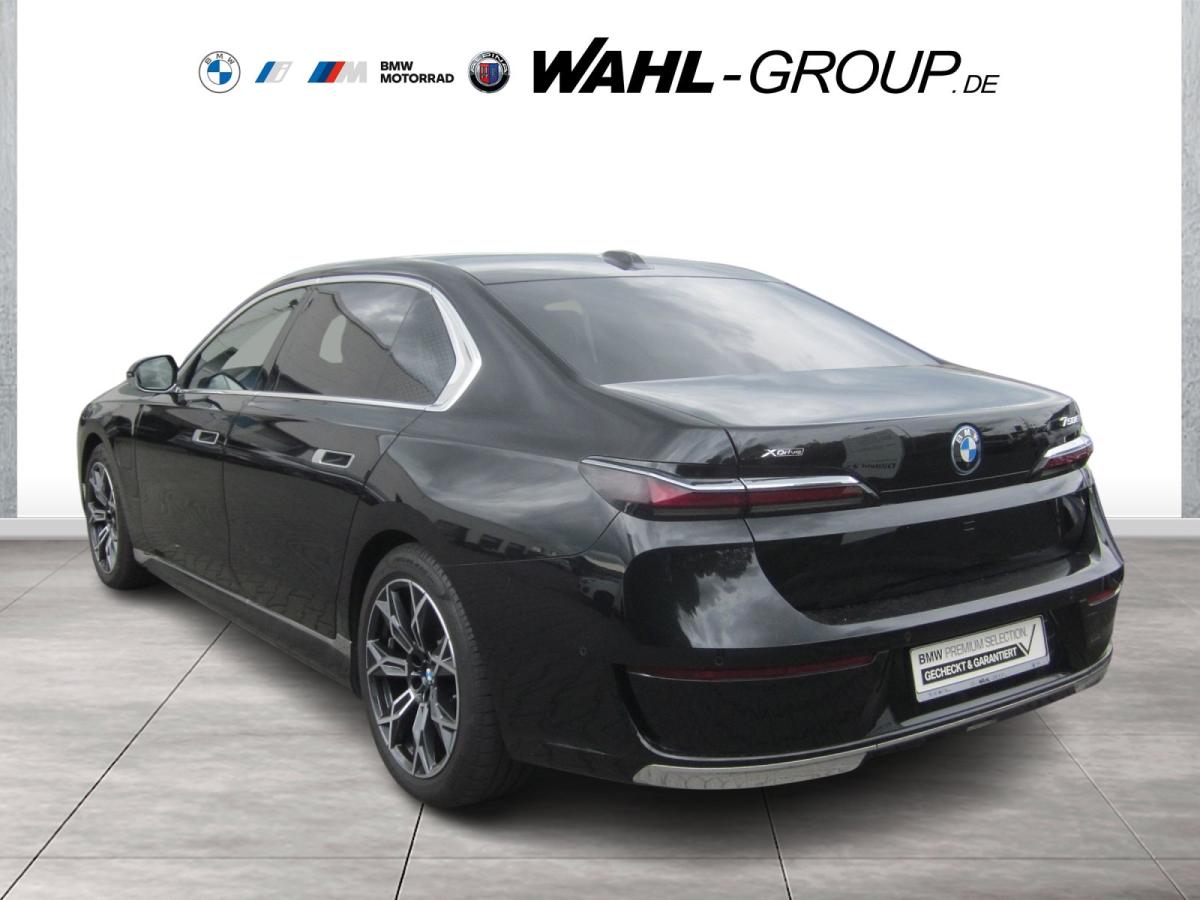 BMW 750e xDrive Limousine von vorne in Schwarz