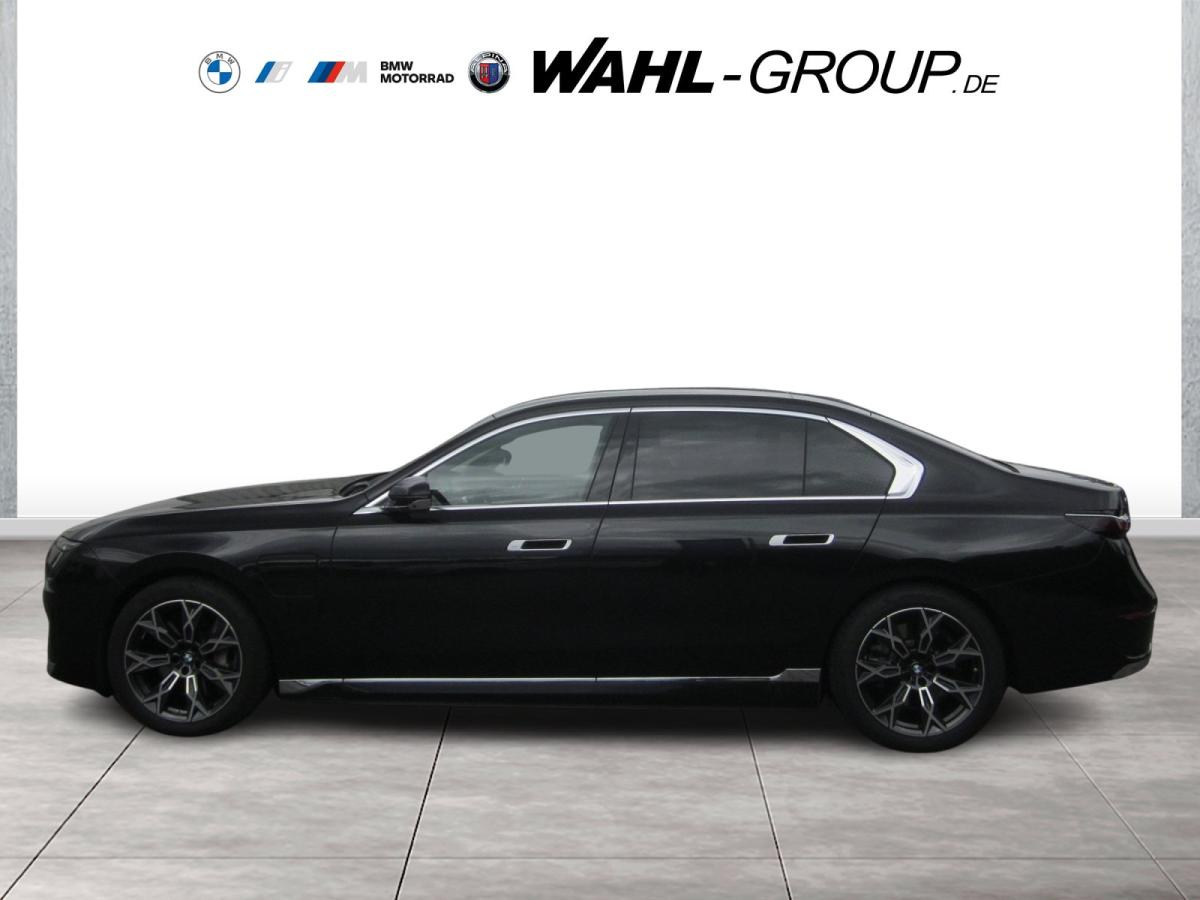BMW 750e xDrive Limousine von der Seite in Schwarz