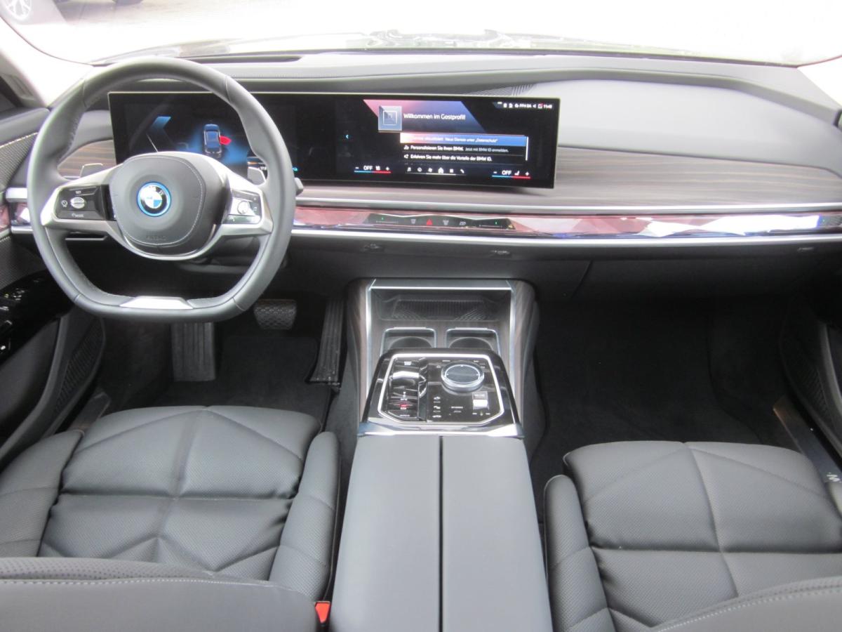 BMW 750e xDrive Limousine im Innenraum
