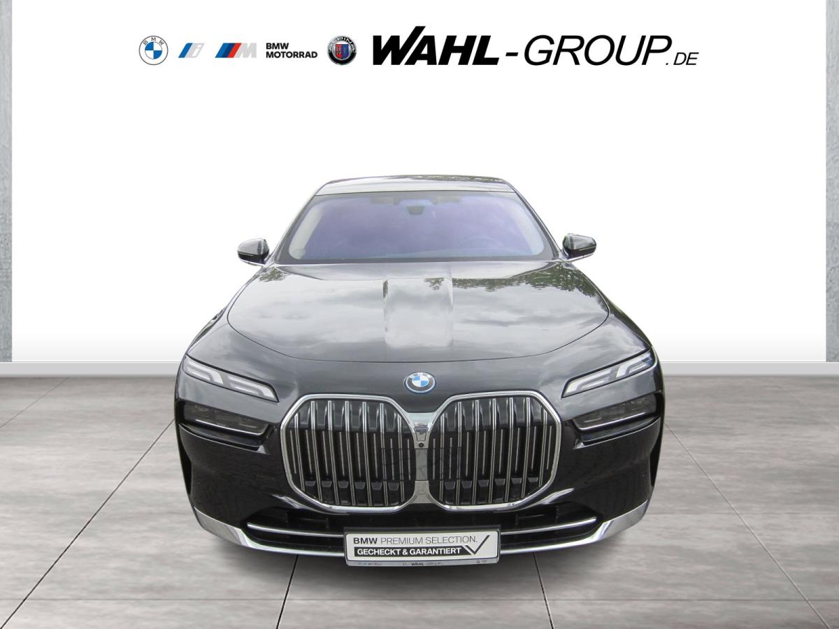 BMW 750e xDrive Limousine von vorne in Schwarz