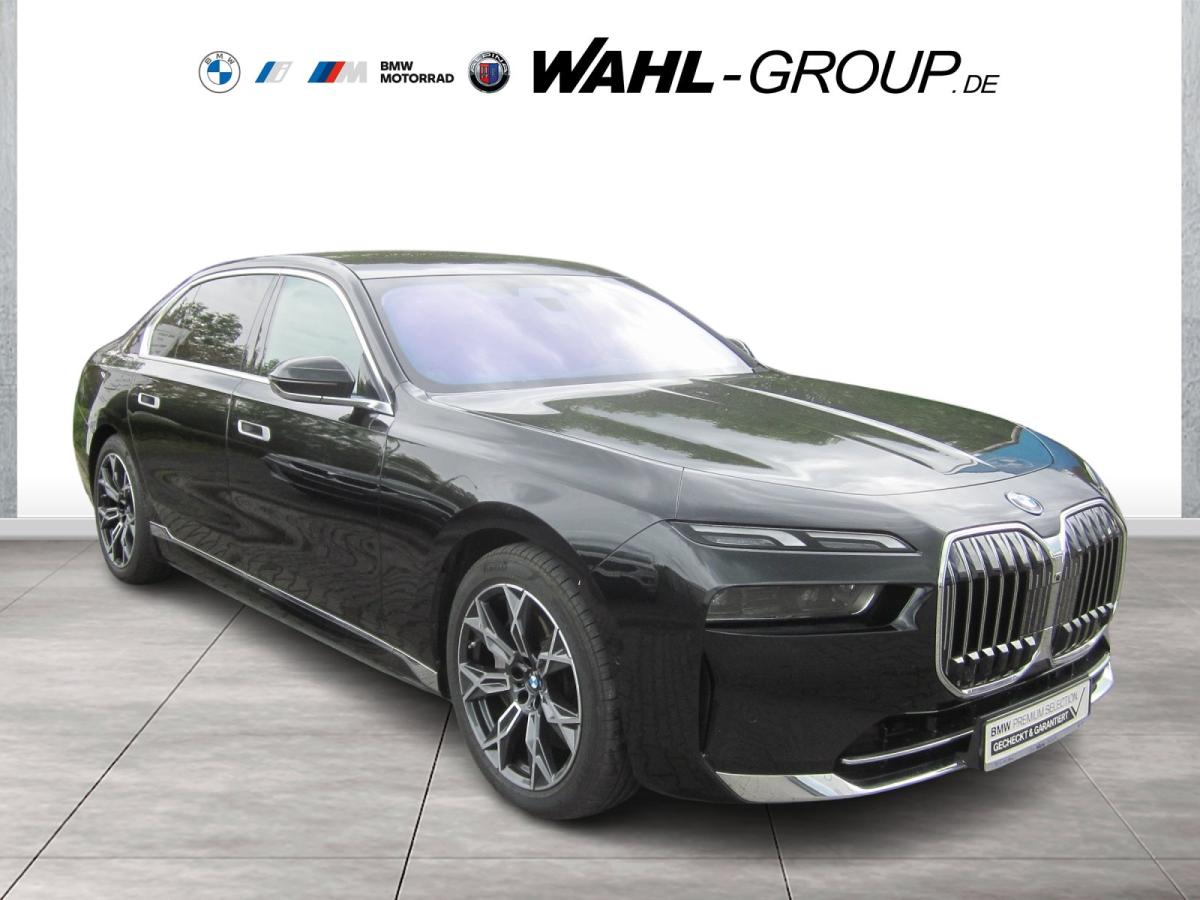 BMW 750e xDrive Limousine von vorne in Schwarz
