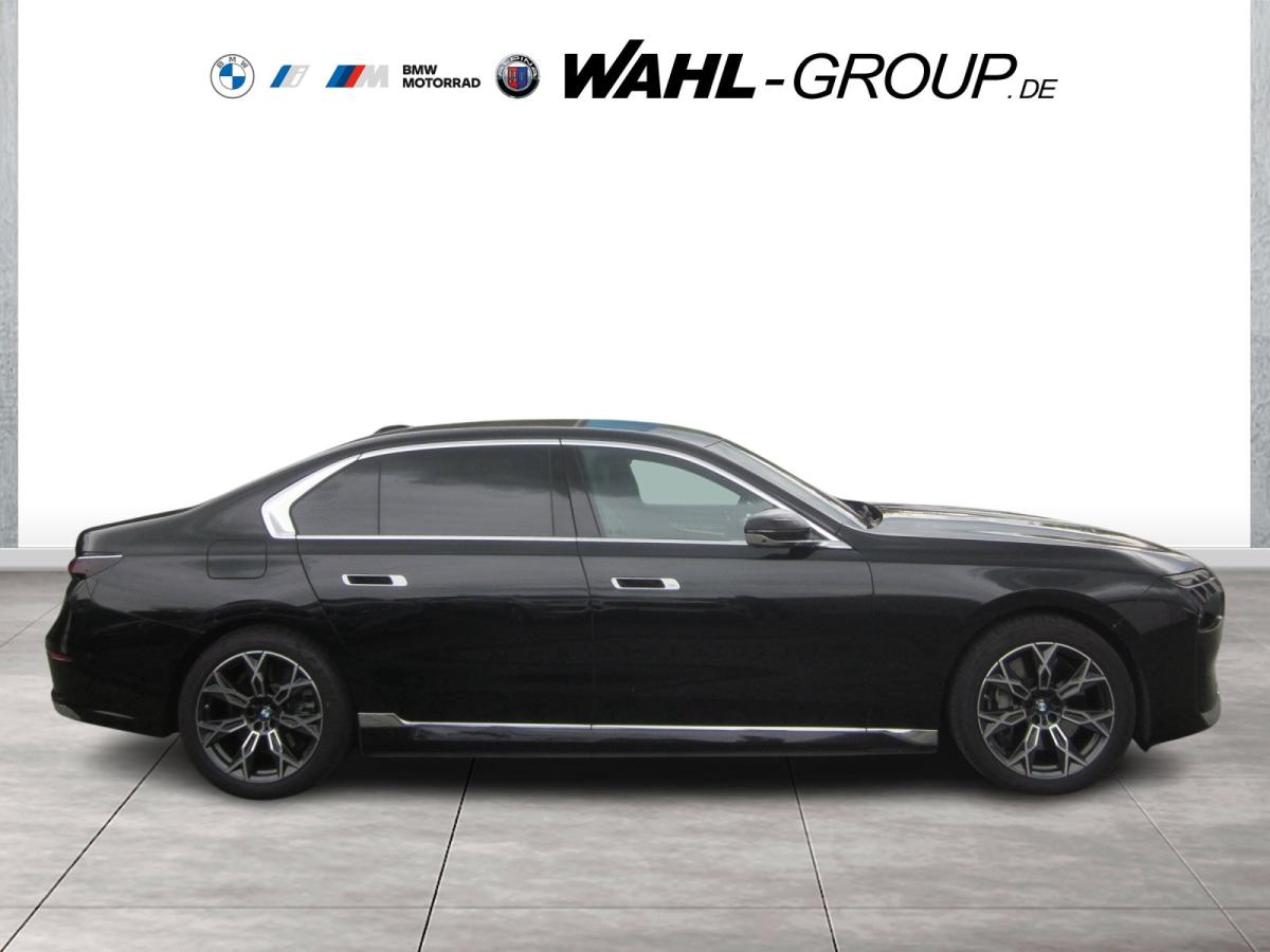 BMW 750e xDrive Limousine von vorne in Schwarz
