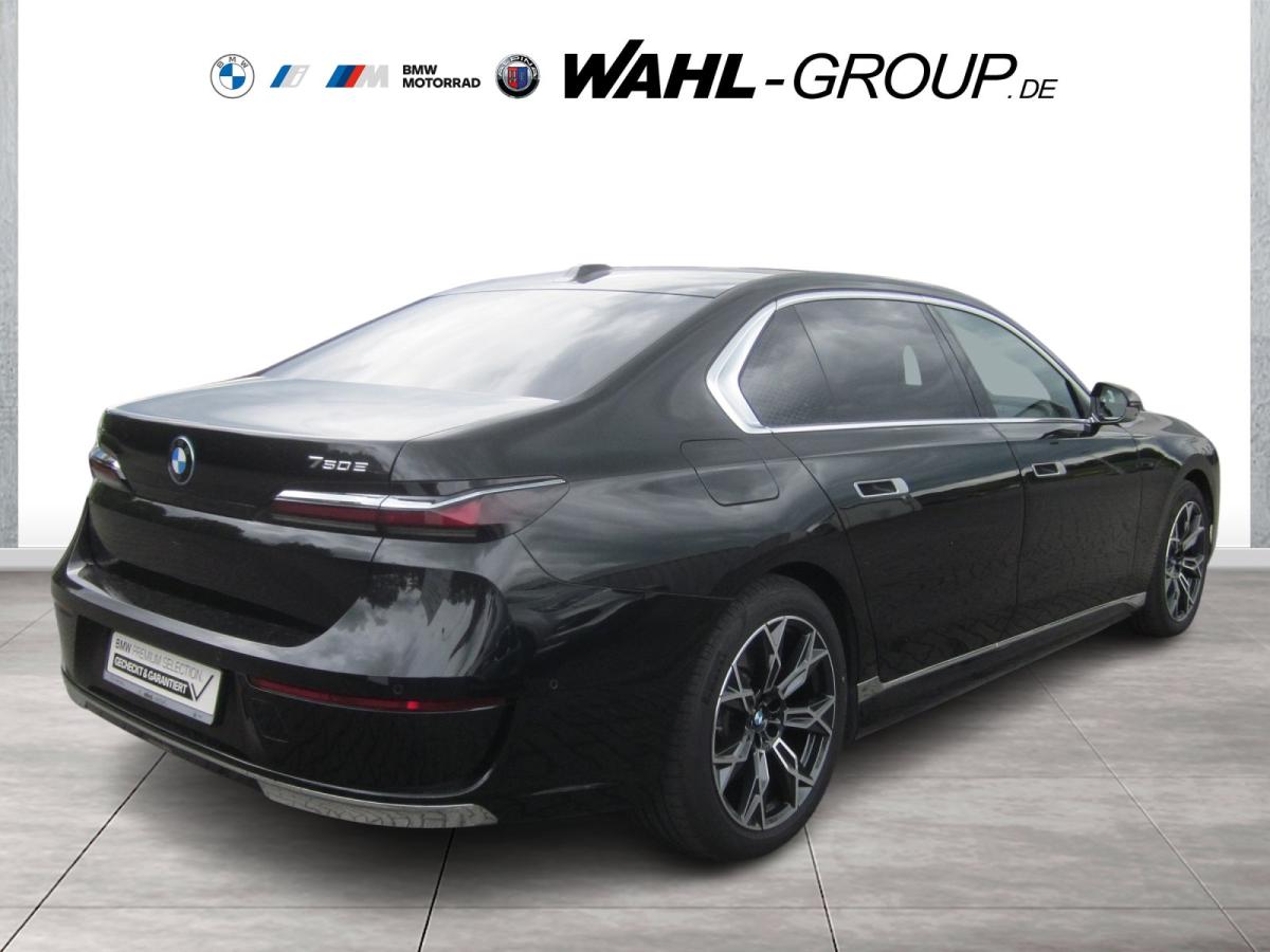 BMW 750e xDrive Limousine von vorne in Schwarz