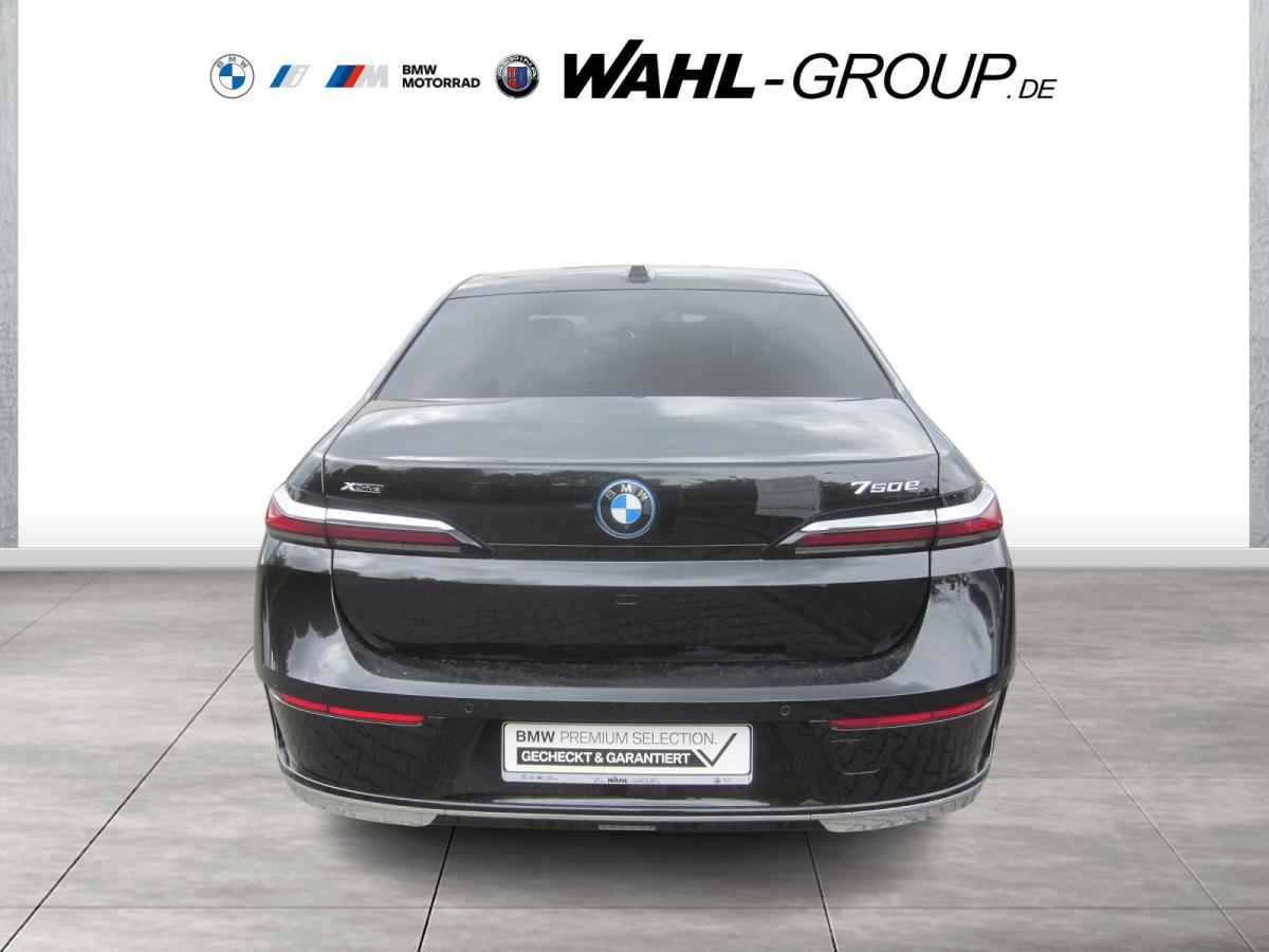 BMW 750e xDrive Limousine von vorne in Schwarz