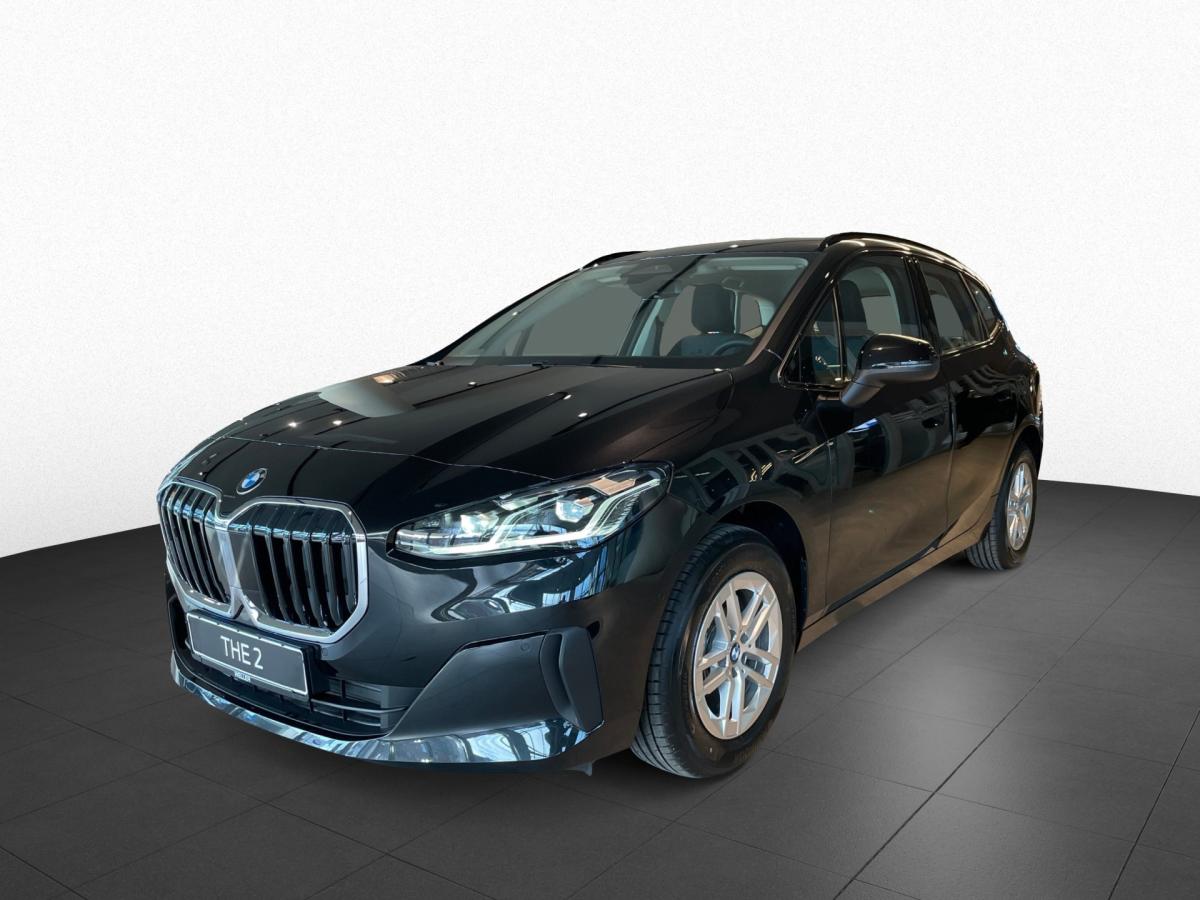 BMW 218i Active Tourer von vorne in Schwarz