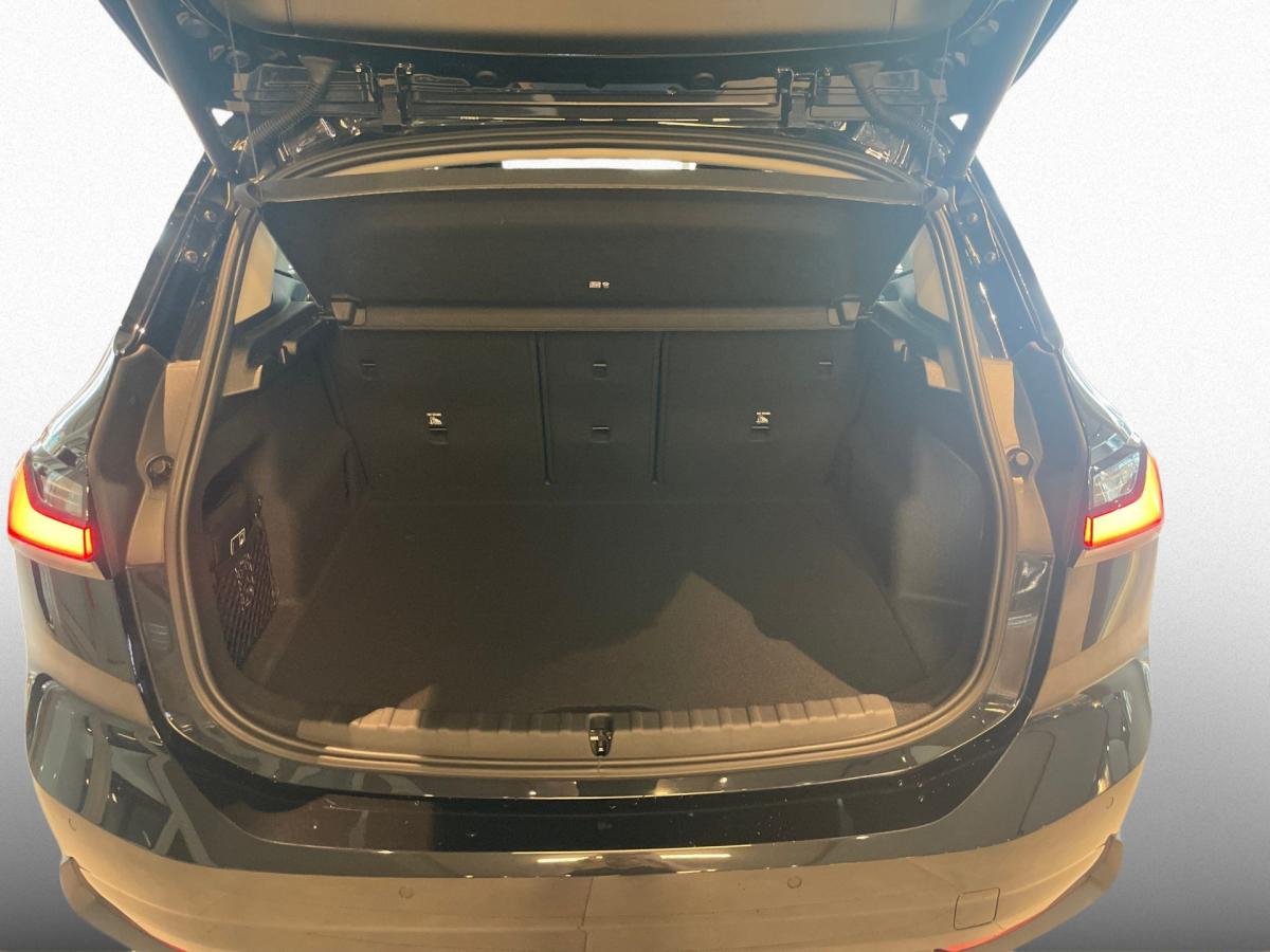 BMW 218i Active Tourer von hinten in Schwarz