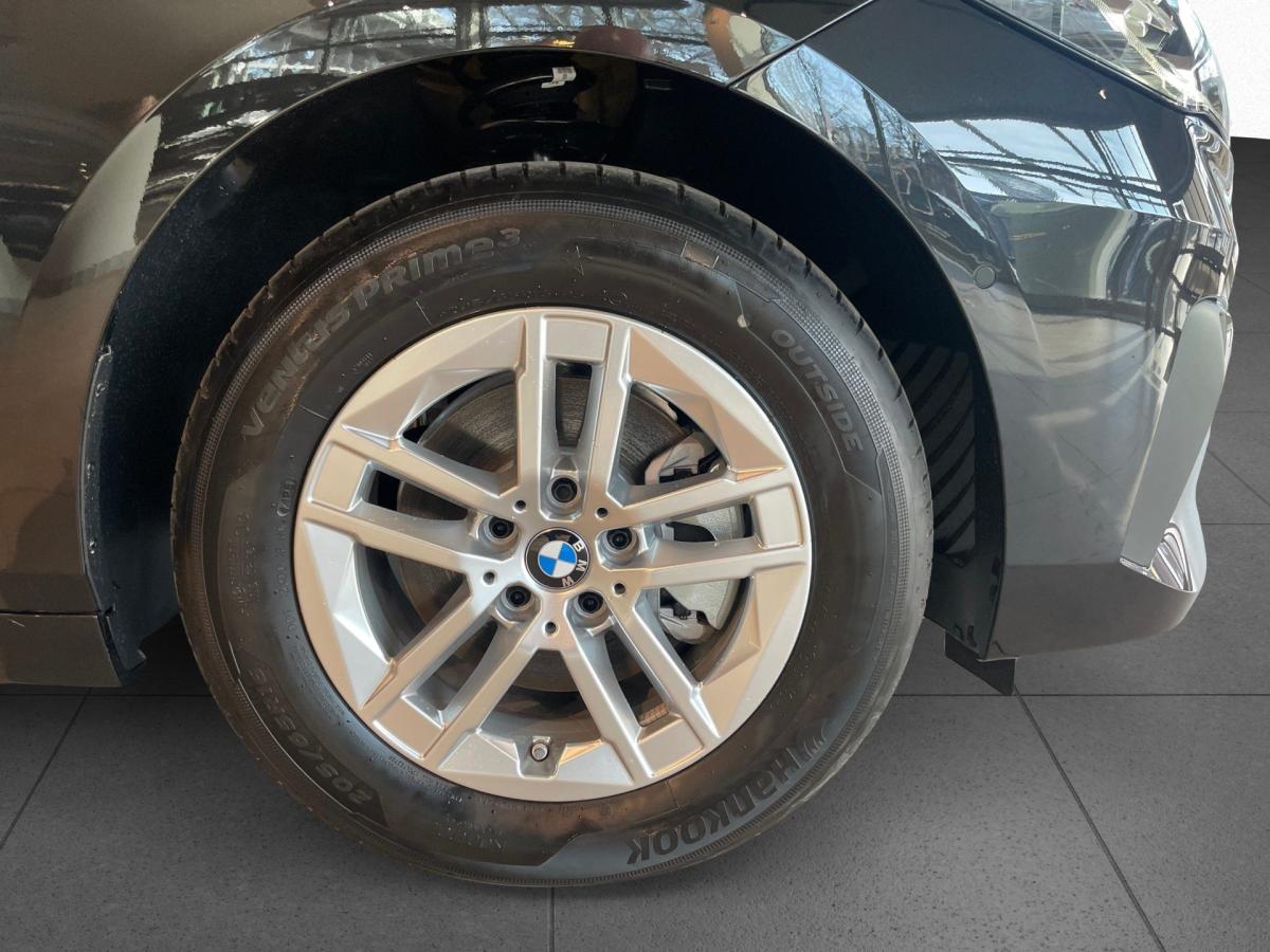 BMW 218i Active Tourer mit Detailansicht auf die Felgen