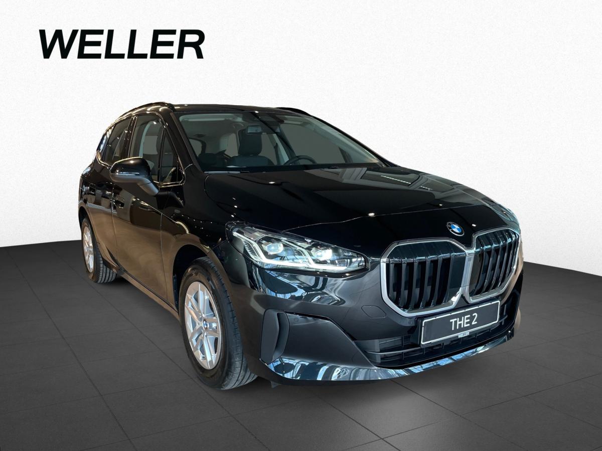 BMW 218i Active Tourer von vorne in Schwarz
