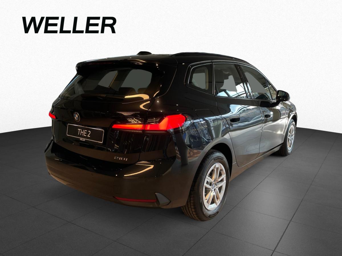 BMW 218i Active Tourer von hinten in Schwarz