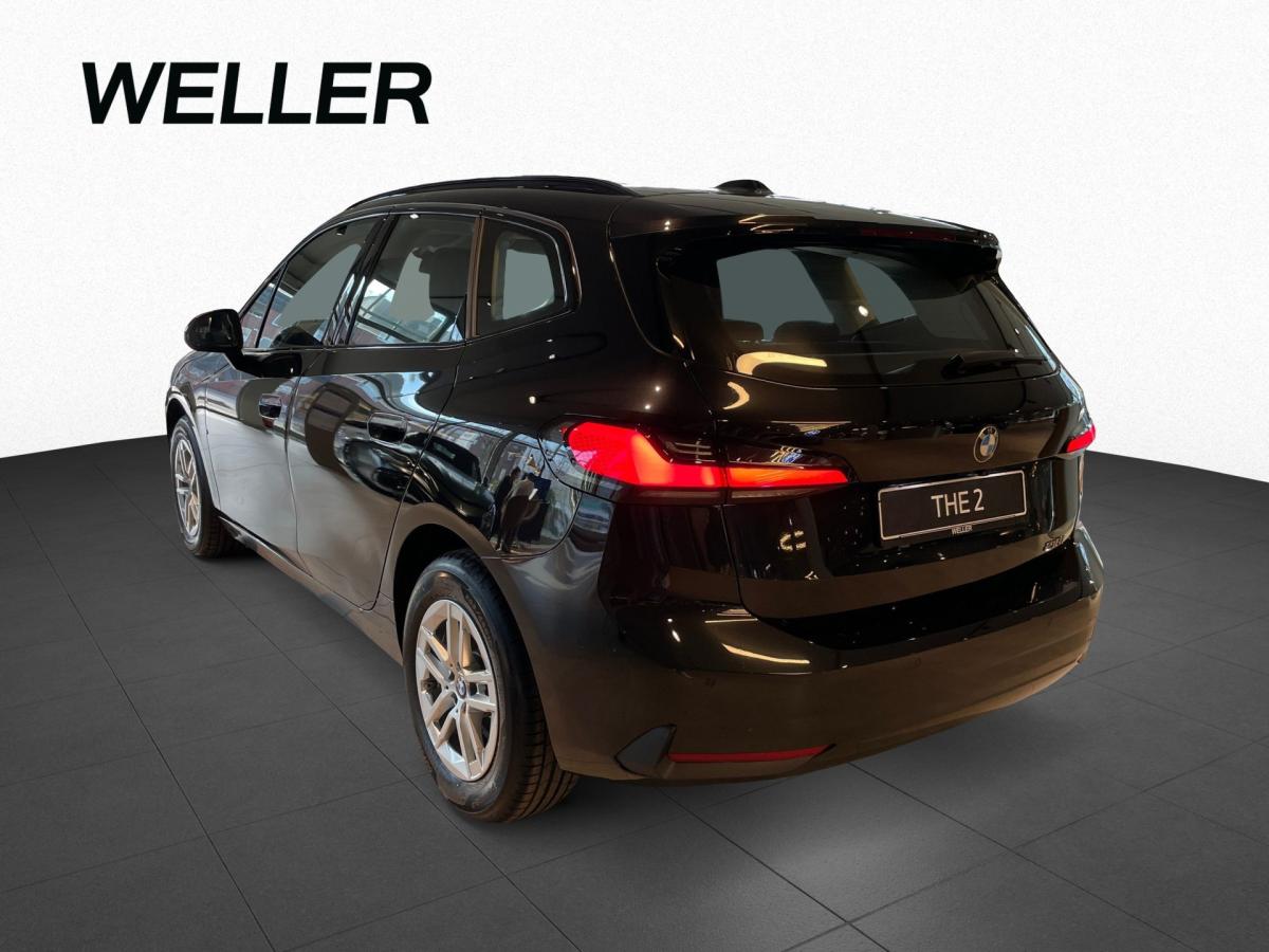 BMW 218i Active Tourer von hinten in Schwarz