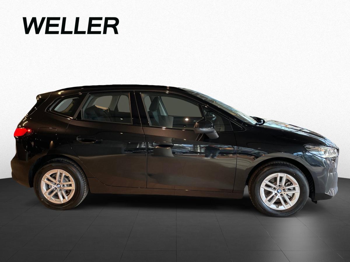 BMW 218i Active Tourer von der Seite in Schwarz