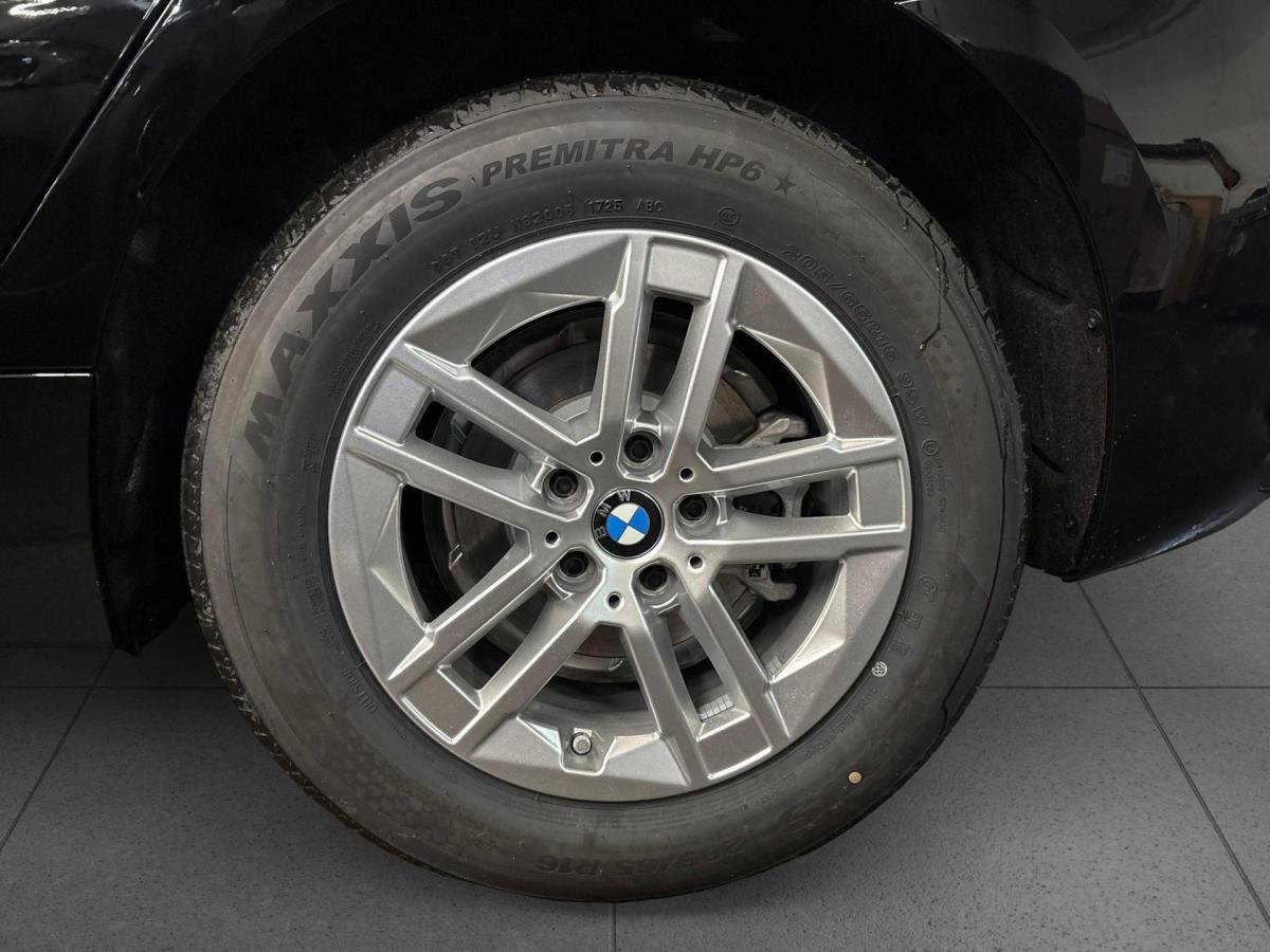 BMW 216i Active Tourer mit Detailansicht auf die Felgen
