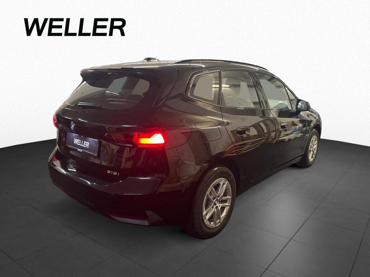 BMW 216i Active Tourer von hinten in Schwarz